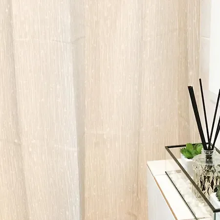 Amazing 2 Bedrooms Modern In דירה *