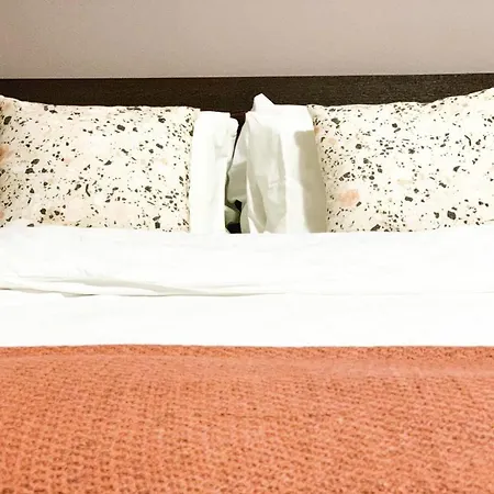Amazing 2 Bedrooms Modern In דירה